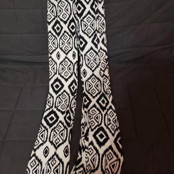 ASOS Flare Leg Black & White Necklace Halter Patterned Jumpsuit NWT 4 Tall - Picture 2 of 7